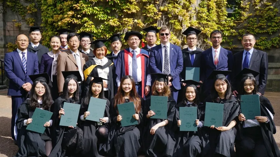 費用高騰とビザ規制強化で、中国人学生が英国の学位に疑問