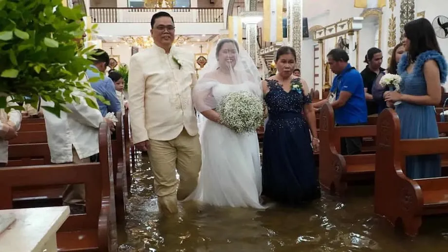 フィリピンの浸水した教会での結婚式：愛と不屈の精神、そして続く洪水危機