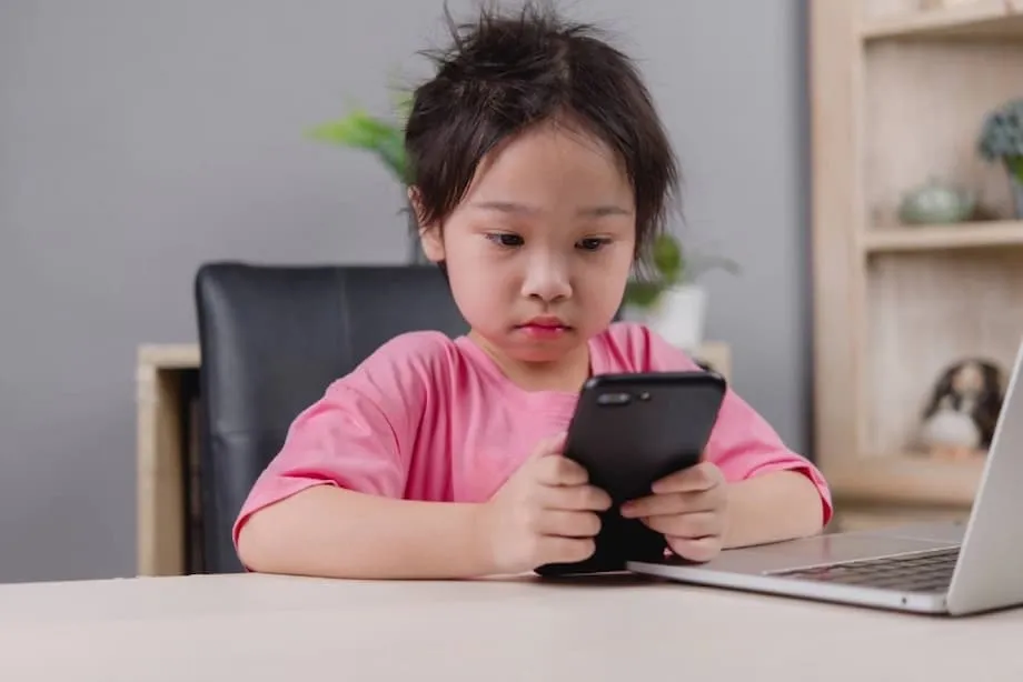 夏休み中の子どもの学習習慣とスクリーンタイムに悩む日本の親