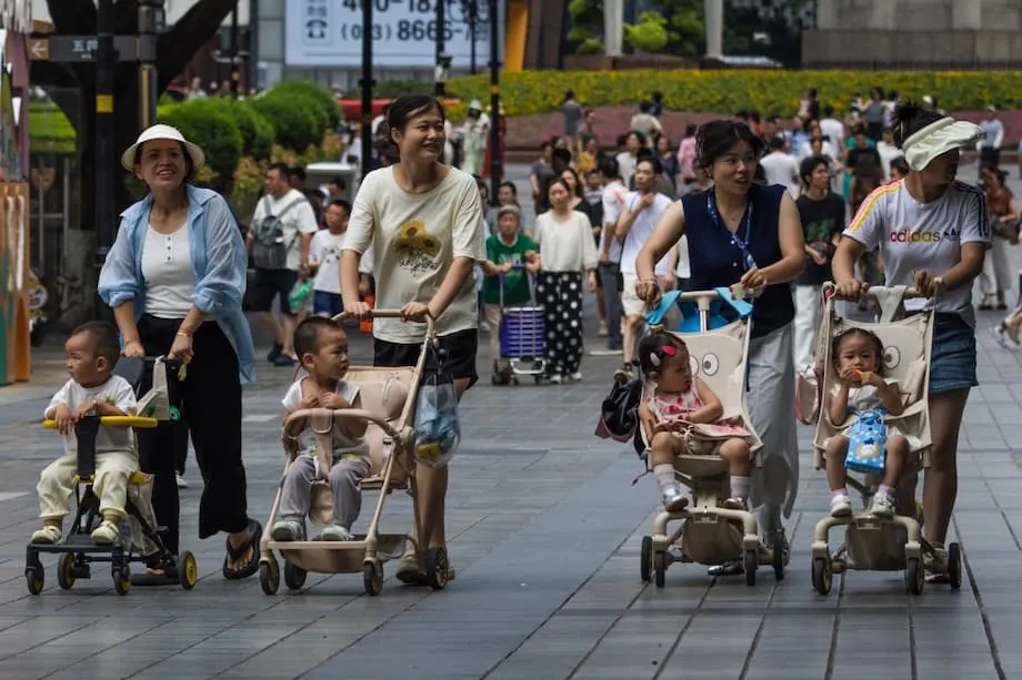 中国の人口危機:経済リスク、政策対応、世界への影響