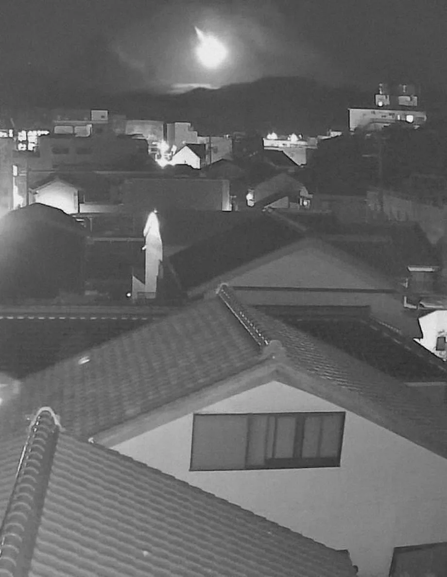 西日本の夜空を照らした大火球：科学的な仕組みと目撃の驚き、SNSでの反響