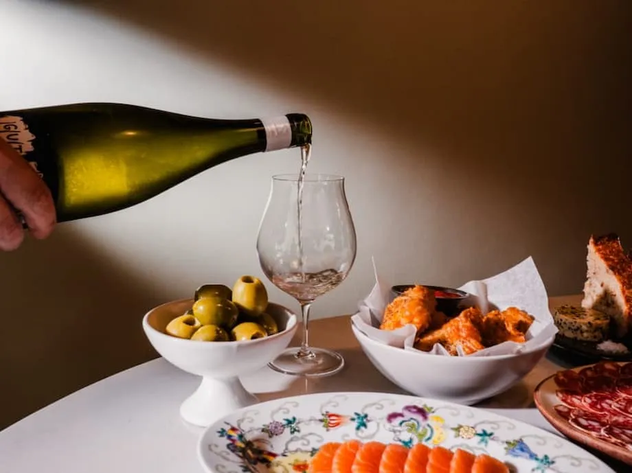 Fritz Hansen Placeの「Revolution」：RVLTワインバーはいかにしてシンガポール屈指の革新的な食とデザインの拠点となったのか