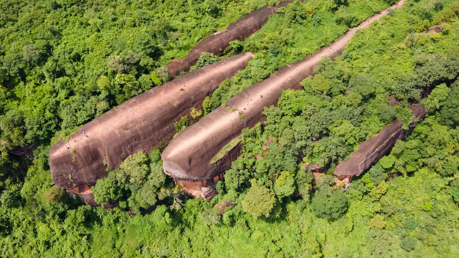 三頭のクジラ岩：タイの古代の巨岩とブンカーンの驚異