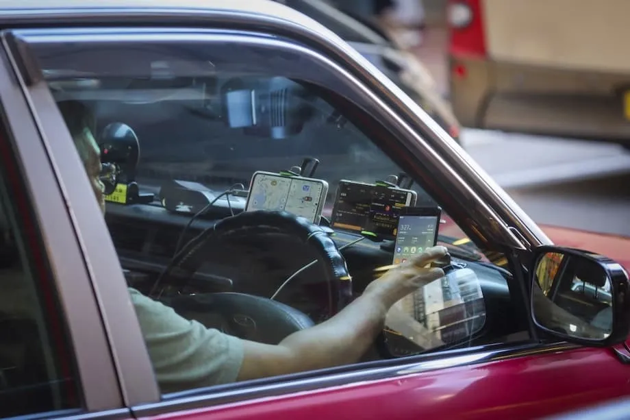 香港、2026年から車のダッシュボード上の携帯電話を制限へ　運転手が知っておくべきこと