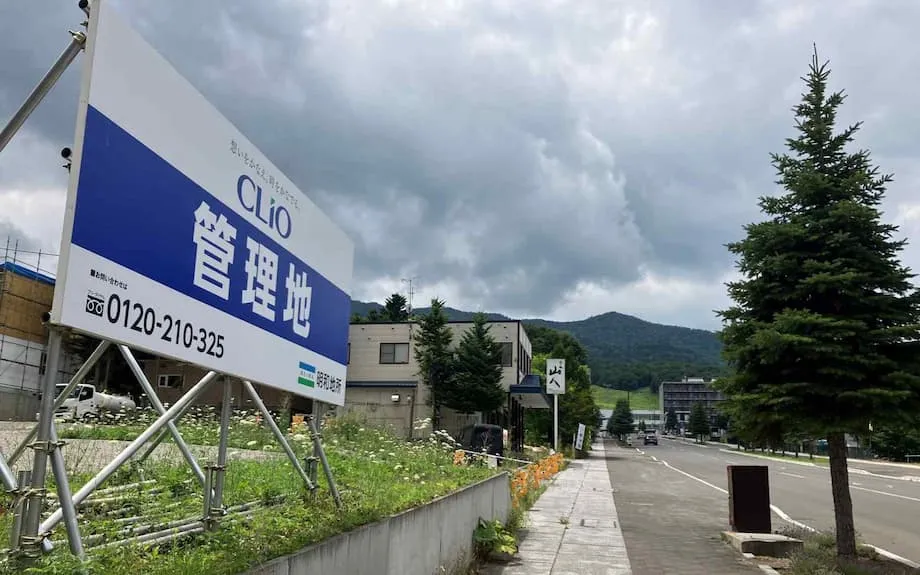 北海道・富良野は次のニセコとなるのか　観光ブームで不動産価格が急騰、地域社会では議論も