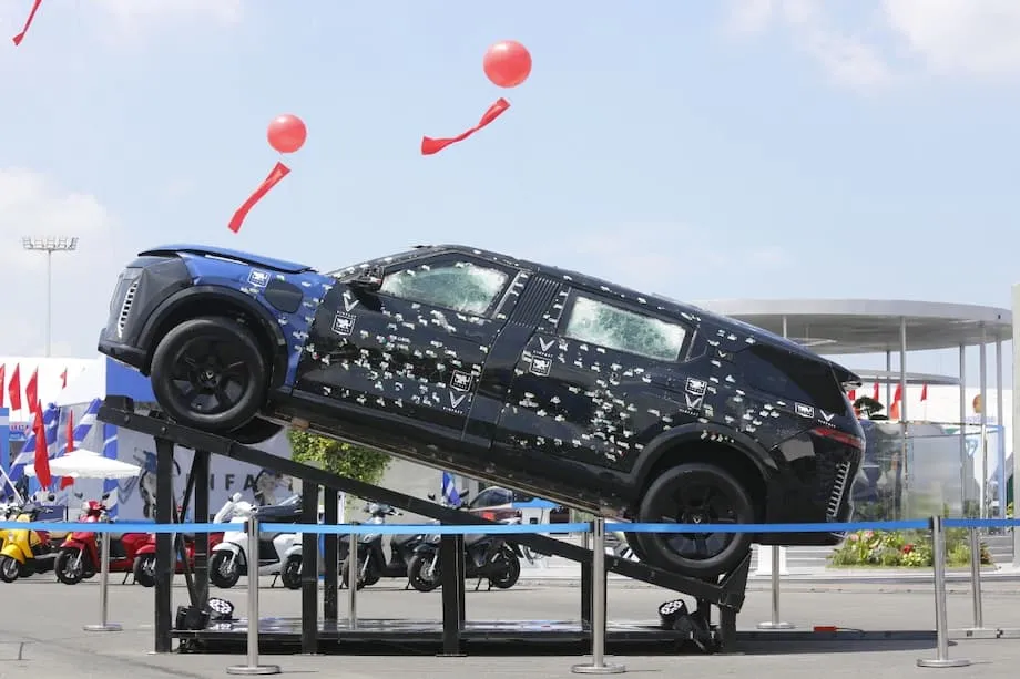 ビンファストの装甲リムジン、ベトナムでの厳格な安全試験で440発の銃弾に耐える