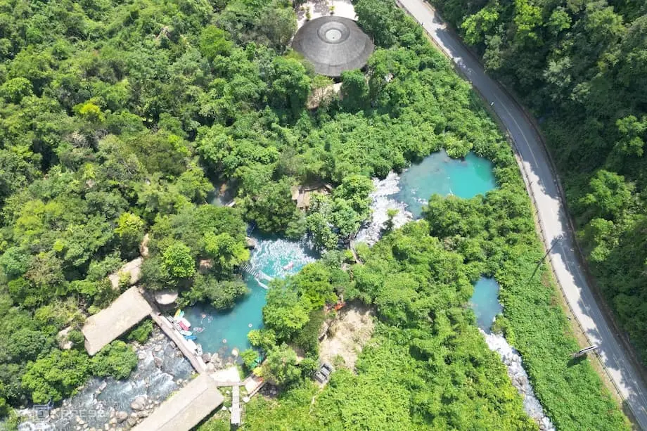 ベトナムのフォンニャ・ケバン国立公園、神秘的なヌオックモック川で旅行者を迎える