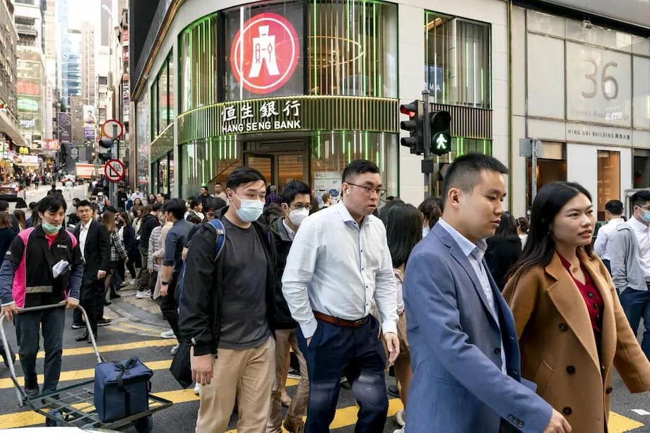 中国本土からの人材流入、香港の雇用市場と政策上の安全策、社会の結束を試す