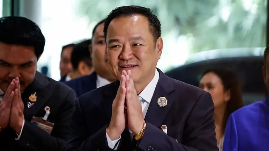 政情混乱と総選挙を前に、アヌティン・チャーンウィーラクン氏がタイ首相に就任