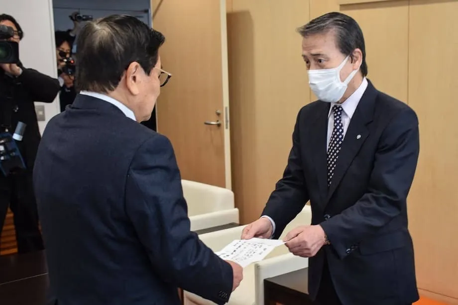 セクハラ疑惑の元町長が町議に当選、日本で反発広がる