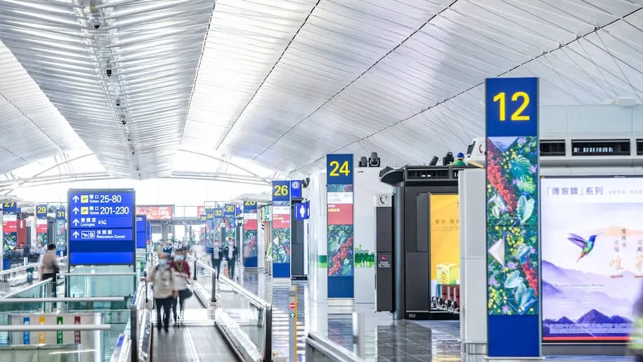 香港、2025年10月1日から航空旅客出国税を200香港ドルに引き上げ