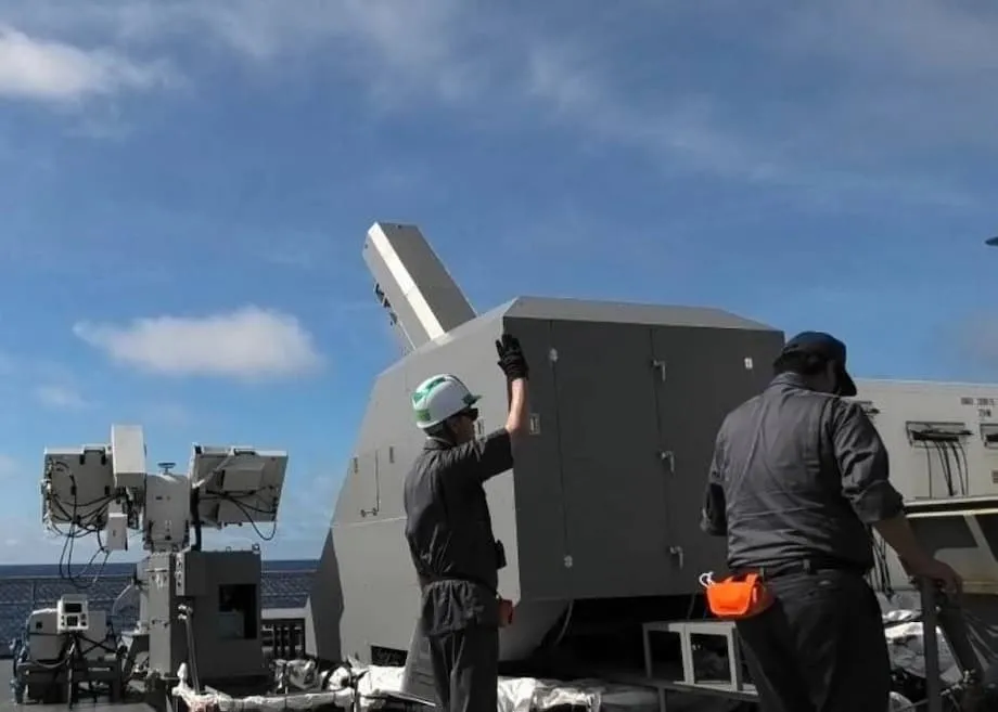 日本、試験艦「あすか」から試作艦載レールガンを標的船に発射、洋上では初