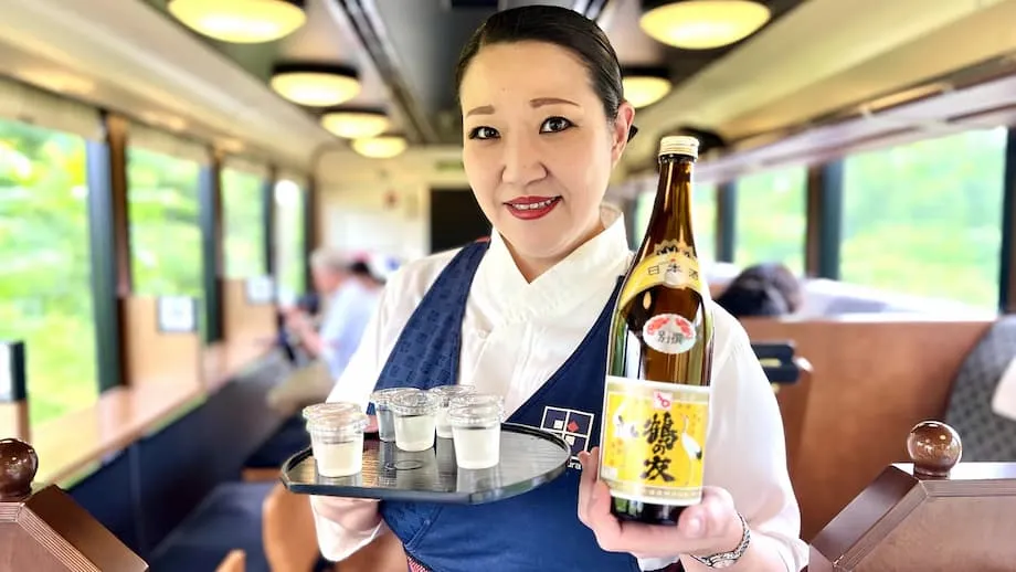 日本の雪国を走る新潟の酒列車