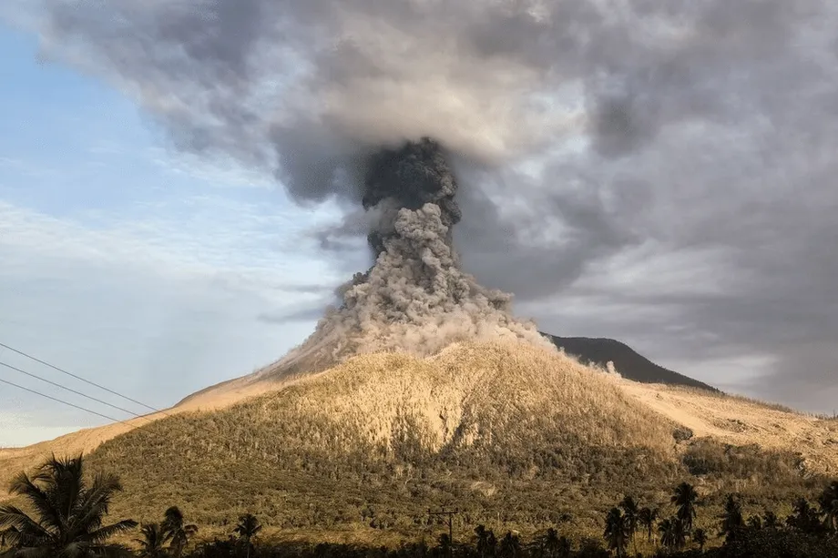 インドネシア、レウォトビ・ラキラキ山噴火で警戒レベルを引き上げ