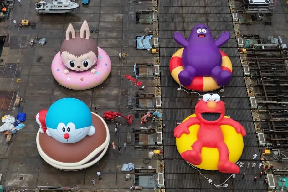 巨大なインフレータブルの人気キャラクターが香港・ビクトリア・ハーバーをパレード