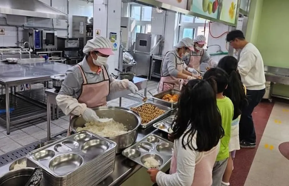 韓国の学校給食、SNSで話題の裏にある女性たちの犠牲