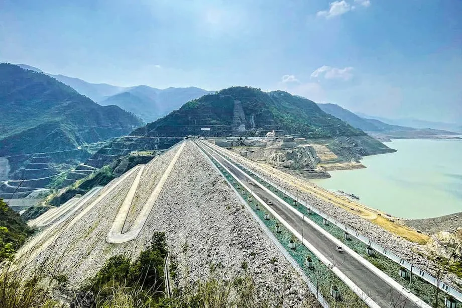 脆弱な山々と巨大ダム：ヒマラヤ水力発電の賭け