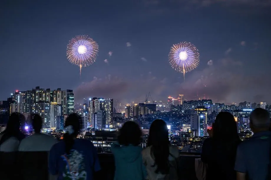 ソウル国際花火祭に100万人、漢江の夜空を彩る