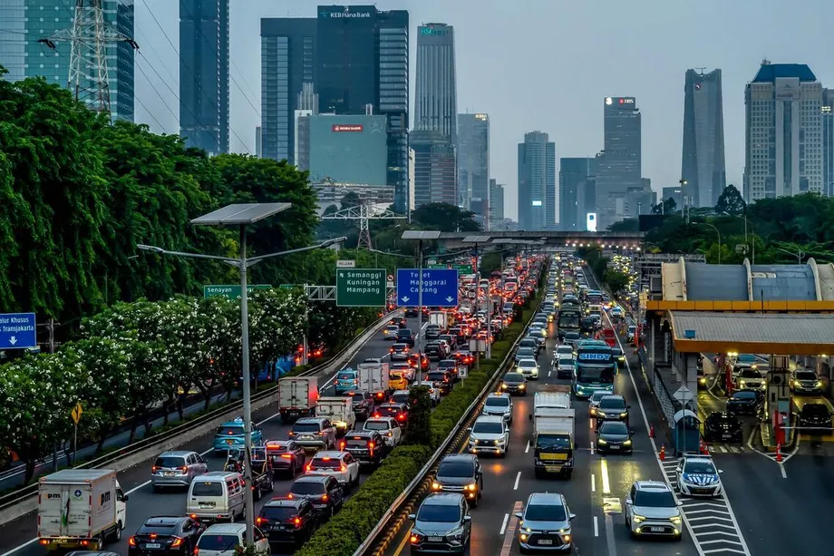 サイレンを止めろ：ジャカルタ市民、要人車列と政治家の特権に異議