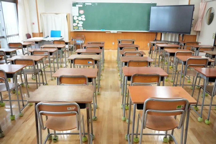 なぜ日本の教師は今もOECD加盟国で最も長時間働いているのか