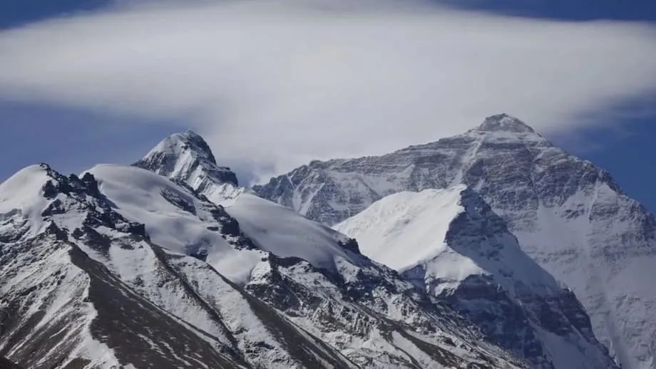 吹雪で足止めされたエベレストの登山者数百人を救助