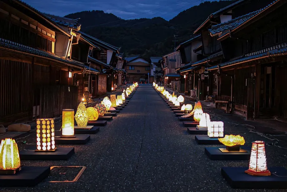 秋の光と和紙アートが美濃市の歴史ある町並みを彩る