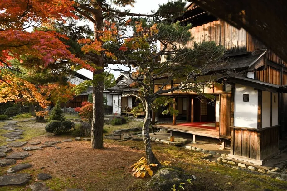 3日間の紅葉狩り：燃えるような日本の秋を楽しむ
