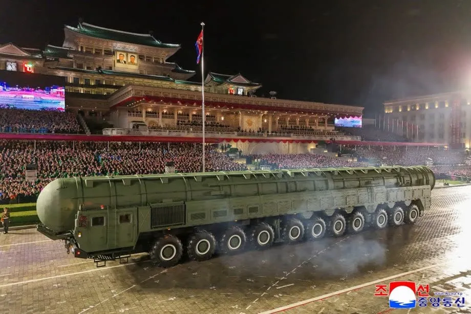 北朝鮮の軍事パレード、新型極超音速ミサイルと大陸間弾道ミサイルに脚光