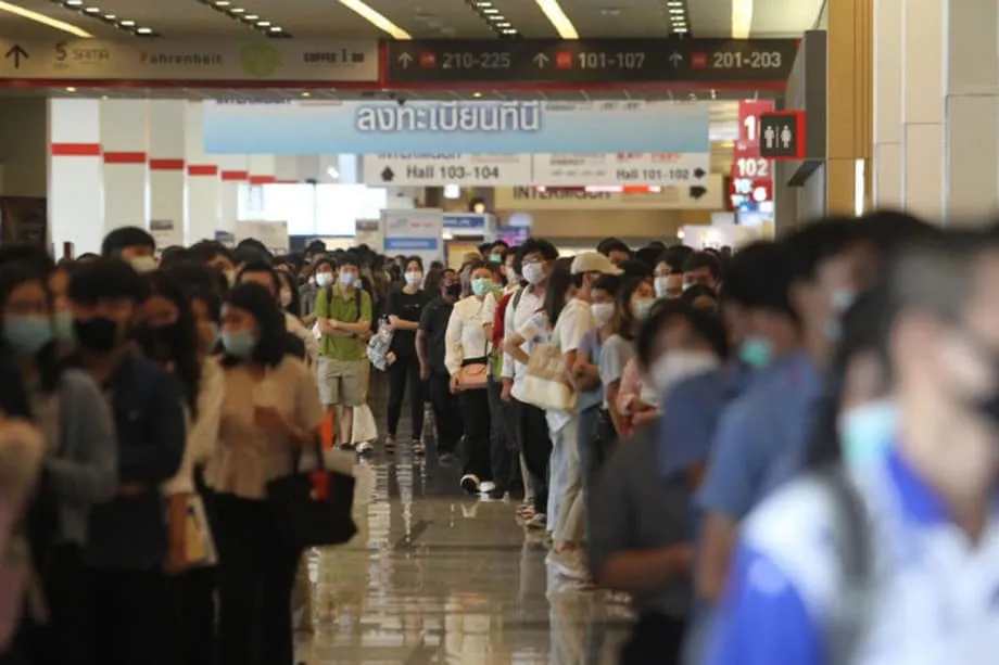 雇用不安とAIによる変革のなか、タイの新卒者はフルタイム勤務から方向転換