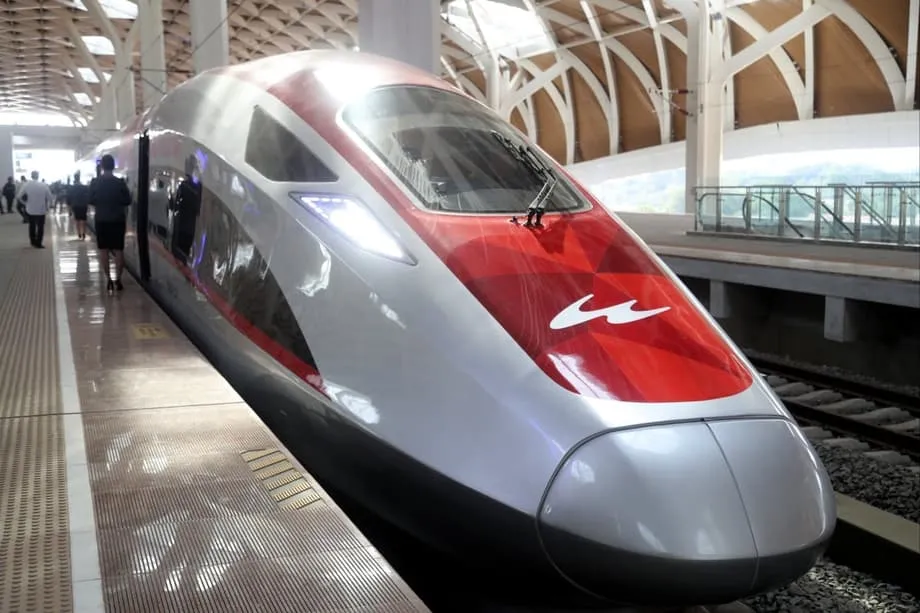 中国が債務再編に前向きな姿勢を示す中、インドネシアは高速鉄道「ウーシュ」への国家予算投入を拒否