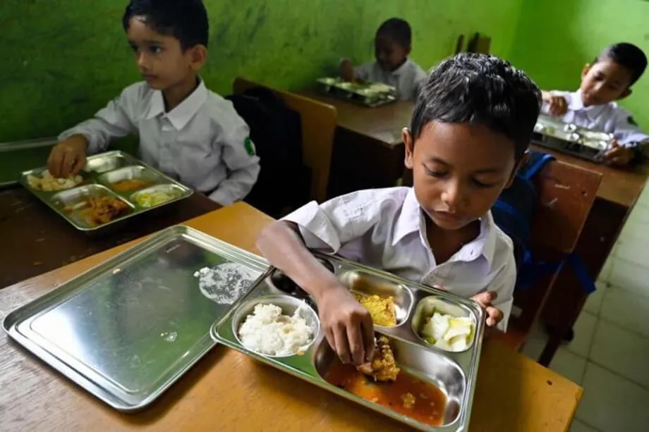 インドネシア、無償給食で数百人が体調不良