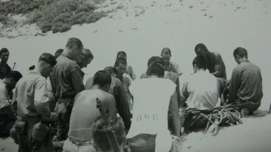 1945年の阿嘉島：米軍と日本軍の兵士が共に食事をし、休戦に合意