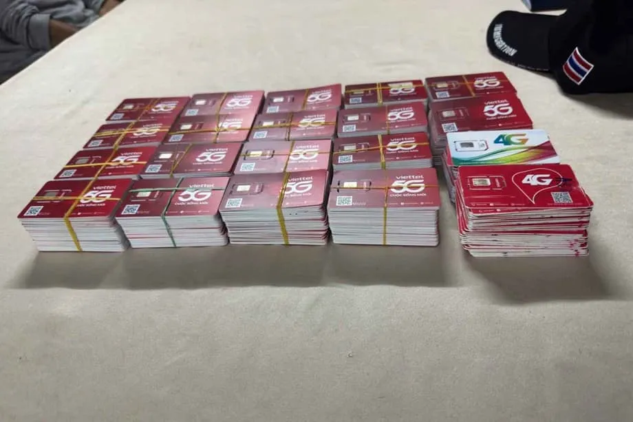 タイ国境での逮捕で、ミャンマーの詐欺拠点につながるSIMカード1,000枚を発見