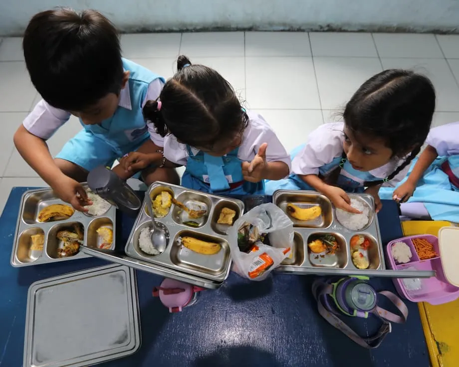 食中毒の急増で批判高まるインドネシアの無償給食