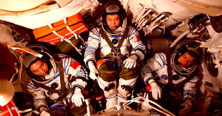神舟20号の窓にひび、乗組員が帰還船を変更　宇宙ごみの危険浮き彫り