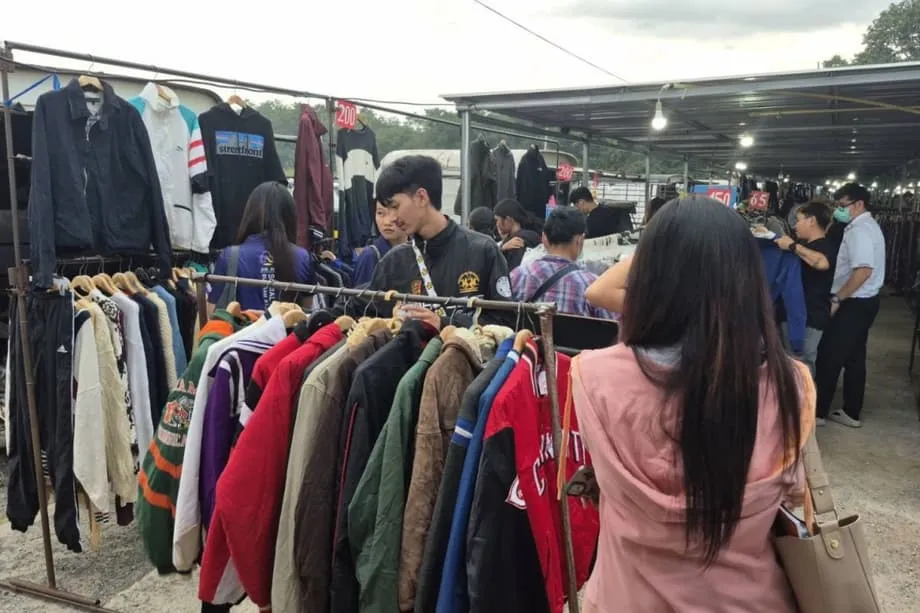 寒波でブリラムの買い物客、中古の冬物衣料を求める