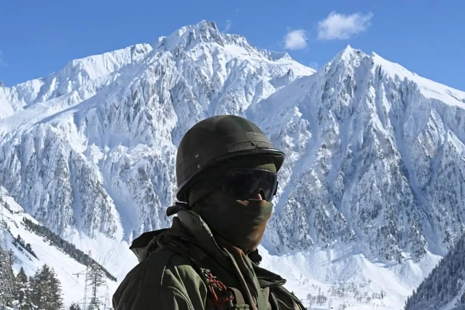 インド、中国国境近くに高地のニョマ空軍基地を開設、インフラ整備の一環