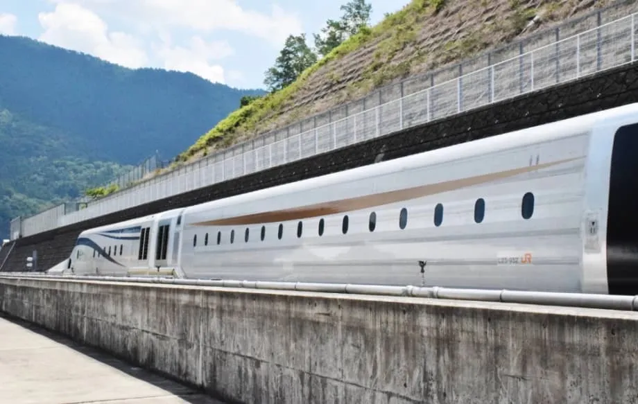 日本のリニア：世界最速の列車、試験線から先へ進めず