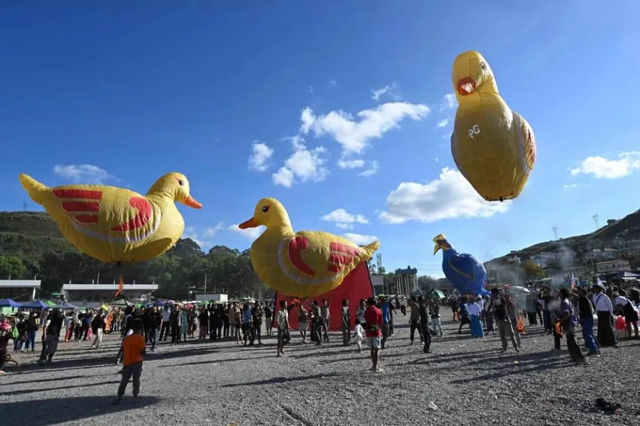 ミャンマーのタザウンダイン祭、空に受け継がれる伝統