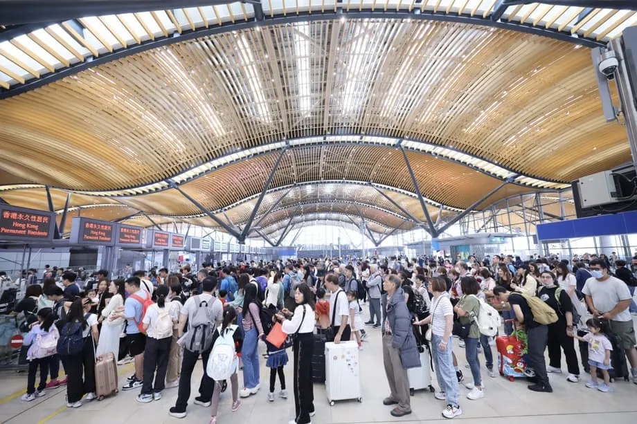 香港住民向け顔認証レーン拡大、中国本土の専門人材は香港への長期訪問が可能に
