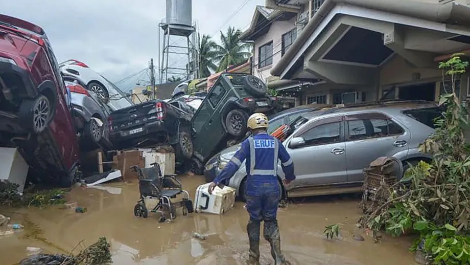 台風カルマエギがフィリピン中部を直撃、セブで前例のない洪水