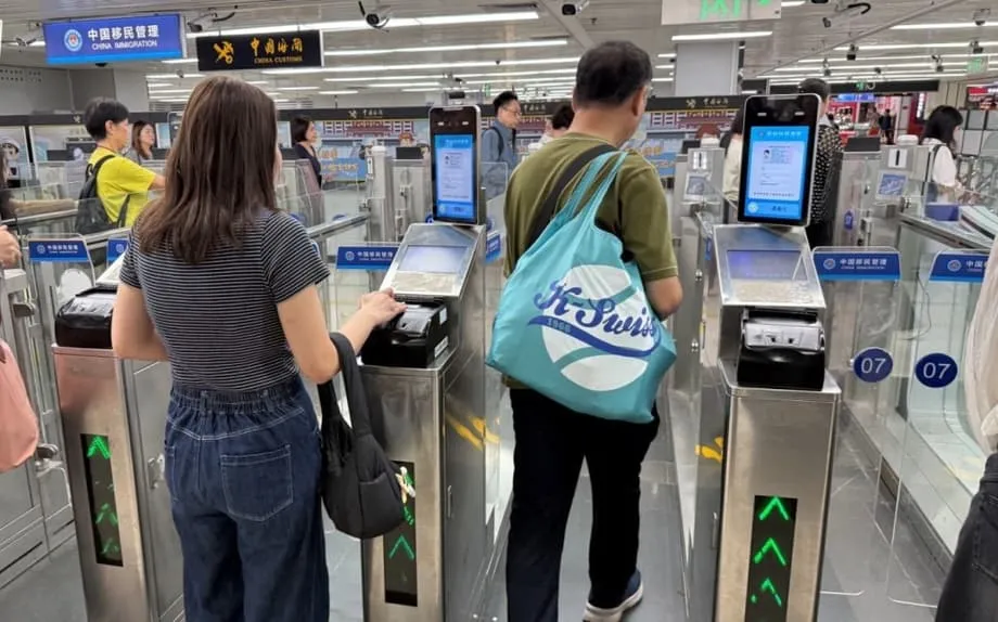 中国本土で利用拡大、香港の旅行者に顔認証レーンが浸透