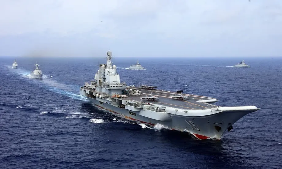沖縄近海での遼寧空母演習、レーダー照射をめぐる対立と冷静対応の呼びかけ