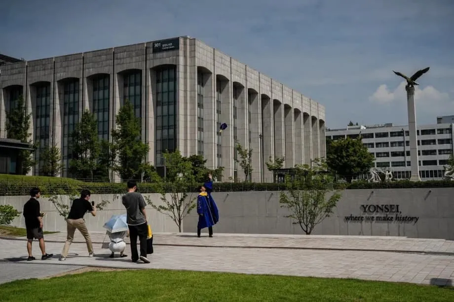 韓国の学生、就職先が減るなかで卒業を延期し、ソウル以外にも視野を広げる