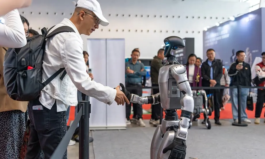 中国の人型ロボット、コンサートの曲芸と格闘スキルで世界を沸かせる