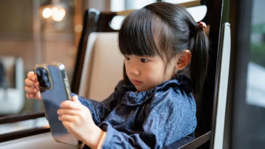 中国、有害なチャットボットの内容から子どもを守る厳格なAI規制を提案