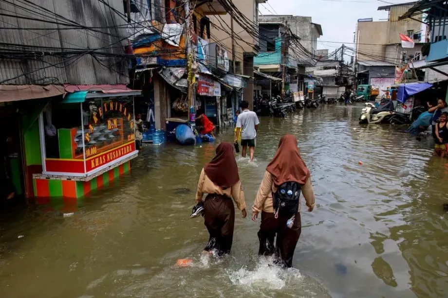 地盤沈下が洪水リスクを高める、ジャカルタはさらに沈み込む