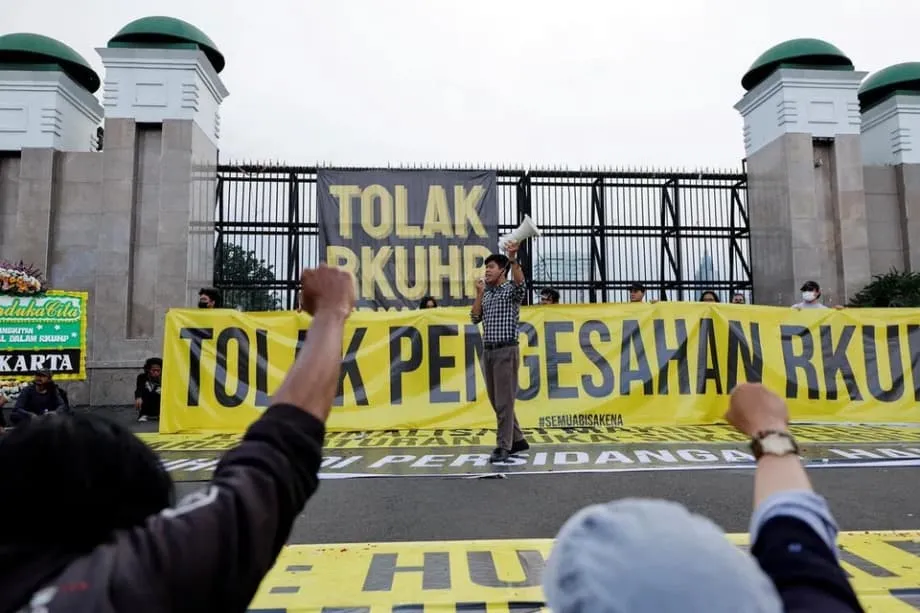インドネシア新刑法：植民地の遺産から現代の論争へ