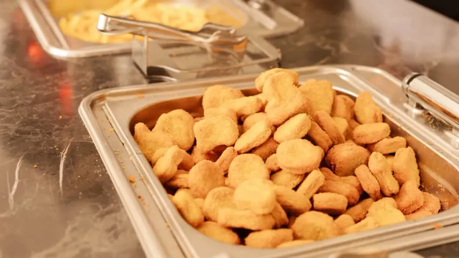 ウェールズの学校給食で、アジア・南米産の輸入鶏肉が最大99％に