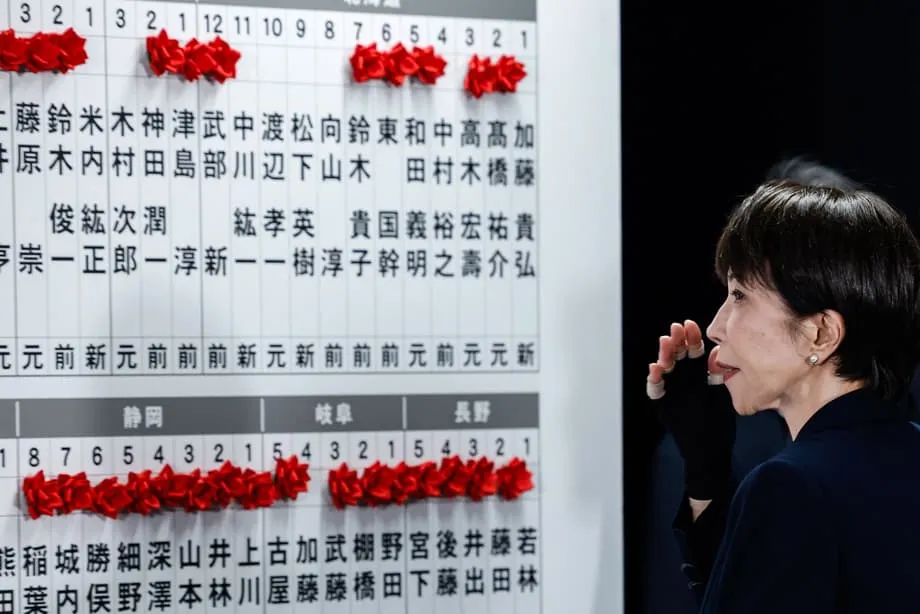日本の初の女性首相、歴史的スーパー多数を圧勝で獲得